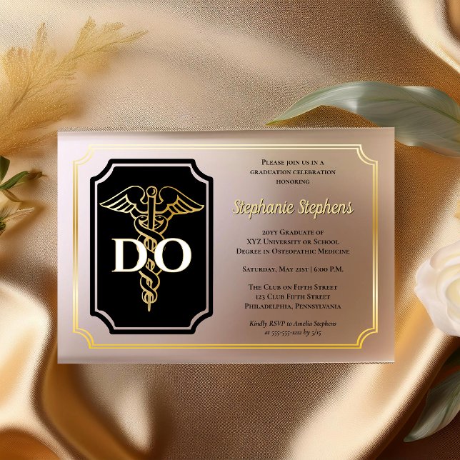Elegant Black | Gold Doctor DO Graduation Party Acryleinladungen (Elegant Black | Gold Tone Doctor of Osteopathic Medicine "DO" Graduation Party Acrylic Invitations)