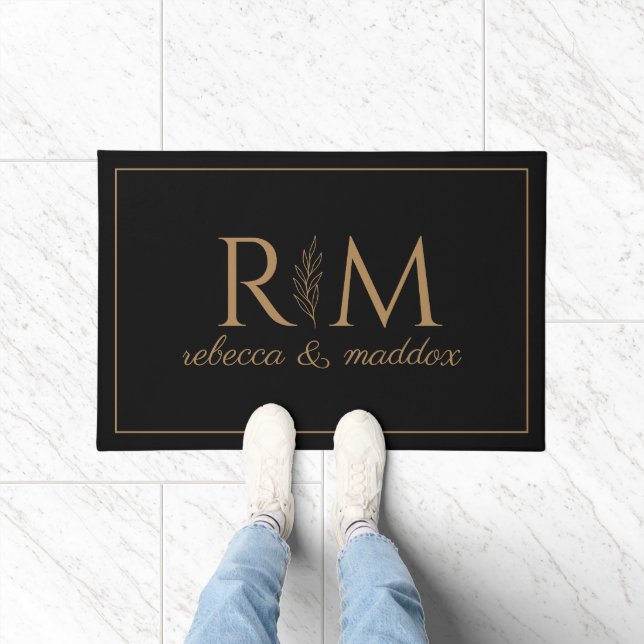 Elegant Black Gold Monogram Script Fußmatte (Indoor)