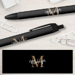 Elegant Black Gold Monogram Script Name Stilvoll Kugelschreiber<br><div class="desc">Eleganter Black Gold Monogram Script Name Stilvolle Black Ink Pen. Dieses moderne,  elegante Pen lässt sich einfach mit Ihrem eigenen Monogramm und Namen personalisieren.</div>