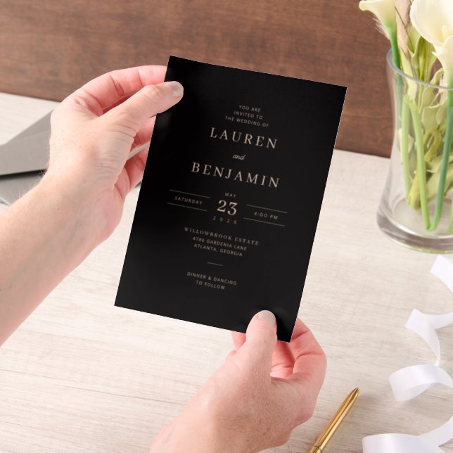 Elegant Black Gold Serif Wedding Invitations (Handgehalten)