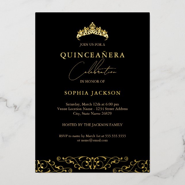 Elegant Black Gold Tiara Script Quinceanera Folieneinladung (Vorderseite)