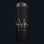 Elegant Black Monogram Newlywed Wedding Thermosbecher<br><div class="desc">Bleibe auf Ihren Flitterwochen mit diesem eleganten Black Monogram Newlywed Wedding Thermal Tumbler. Dieses moderne, anpassbare Design ist in Schwarz, Weiß und Grau. Die ersten Namen von Braut und Bräutigam stehen im Zentrum der modernen weißen Schrift Schrift, und der Anfang des neuen Nachnamens ist grau. Das etablierte Datum liegt über...</div>