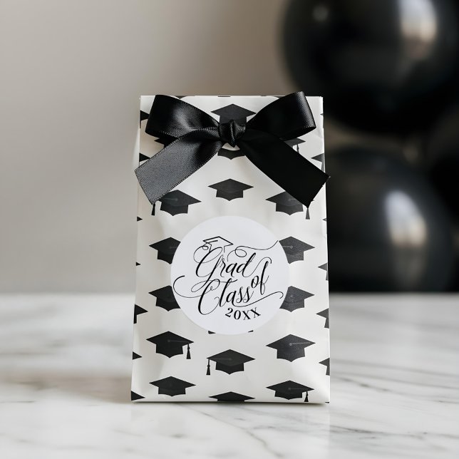 Elegant Black Script Typographic Grad Cap Class of Runder Aufkleber (Elegant Black Script Typographic Grad Cap Class of Classic Round Sticker)