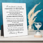 Elegant Black Wedding Gast Dankeschön-Nachricht Fotoplatte<br><div class="desc">Custom "An unsere Freunde und Familie" danken Ihnen Nachricht tabletop Display Schild für Hochzeitsgäste. Eine wunderschöne personalisierte Touch für Ihren Empfang-Eintritt oder Bevorzugungstisch. Klassisches Schwarz-Weiß-Design mit verschiedenen eleganten Schriftart-Stilen. Die Namen der Braut und des Bräutigams können ganz unten personalisiert werden.</div>