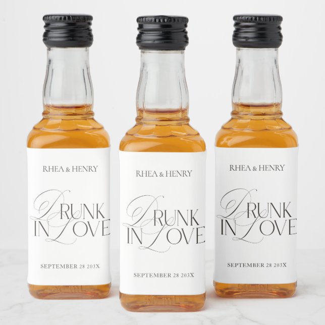 Elegant Black & White Drunk in Love Mini  Alkoholflaschenetikett (Flaschen)