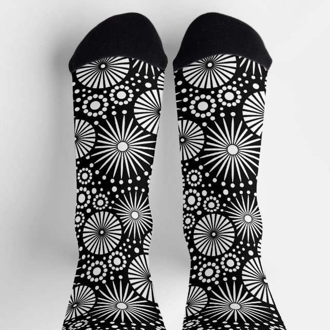 Elegant Black White Geometric Flowers Starburst Socken (Oben)