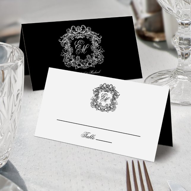 Elegant Black White Monogram Crest Vintage Wedding Platzkarte (Von Creator hochgeladen)
