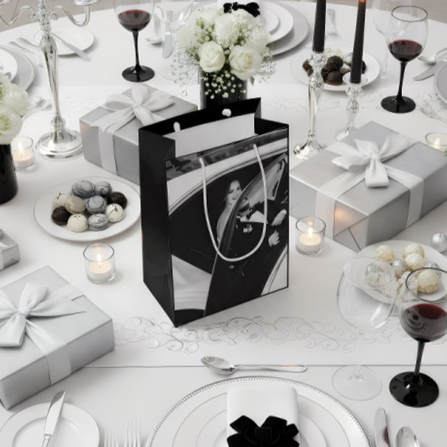 Elegant Black & White Wedding Gift Bag Mittlere Geschenktüte (Von Creator hochgeladen)