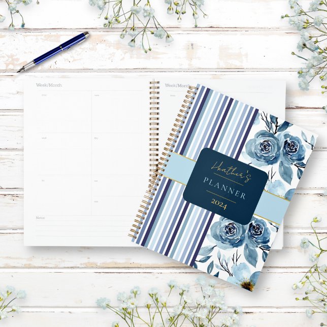 Elegant Blau Weiße Wasserfarben Blütenfarben, jede Planer (Plan your year with this blue floral and striped personalized planner. )