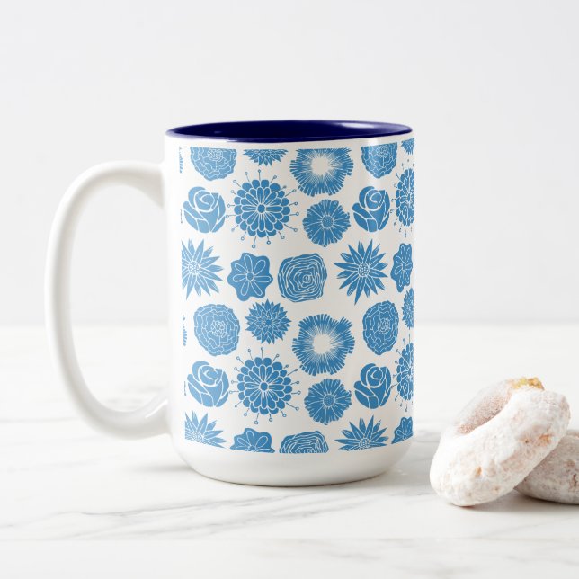 Elegant Blue Botanical Pattern Zweifarbige Tasse (Mit Donut)