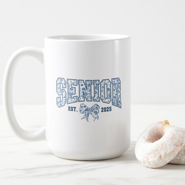 Elegant Blue Bow Chinoiserie Senior Class of 2025 Kaffeetasse (Elegant Blue Chinoiserie Senior Year Class of 2025 Mug, Coquette Bow, Trendy, High School College)