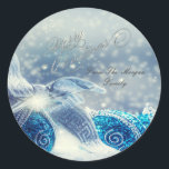 Elegant Blue Christmas Balls Runder Aufkleber<br><div class="desc">Elegante Weihnachtsbällchen auf einem knackigen Hintergrund.</div>