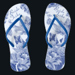 Elegant Blue Flowers Wedding Bride Tribe Geschenk Flip Flops<br><div class="desc">Das Design besticht durch eine reizvolle Auswahl an Lotus-Blume und Schmetterlingen, die in einem blau-weißen Farbschema dargestellt sind, das an die elegante Chinoiserie-Chic erinnert, die an das klassisch blaue Weidenmuster erinnert. Fügen Sie Ihren Text hinzu, um einfach Ihre eigenen schönen und unvergesslichen Geschenke für Hochzeitsfeier Mitglieder: Braut, Brautmädchen, Mutter/Tante der...</div>
