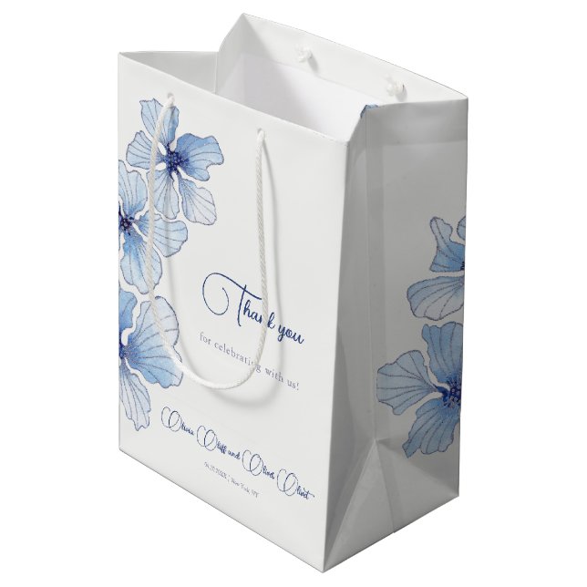 Elegant Blue Flowers Wedding Mittlere Geschenktüte (Rückseite Schrägansicht)