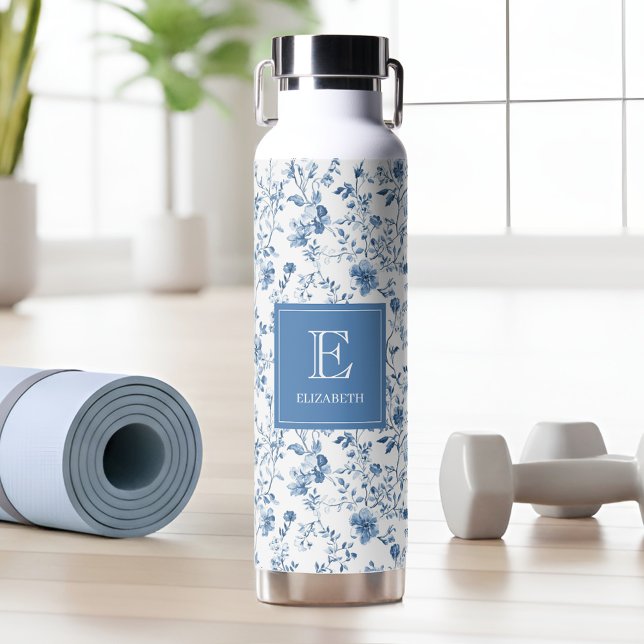 Elegant Blue French Toile Pattern Monogram Name Trinkflasche (Blue french floral toile pattern monogram and name - an elegant touch for your yoga accessories)