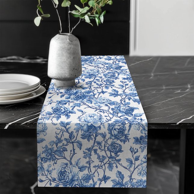 Elegant Blue French Toile Roses Floral Table Runne Großer Tischläufer (French toile de jouy roses,
Luxurious navy roses table runner,
dusty Blue flowers botanical garden,
)