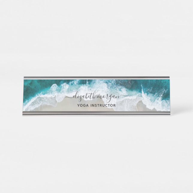 Elegant Blue Green Beach Script Yoga Instructor Schreibtischnamensplakette (Vorderseite )