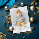 Elegant Blue Hand Lettered Happy Hanukkah Foto Feiertagskarte<br><div class="desc">Handgeschriebener "Happy Hanukkah" über Foto mit optionalem gemusterten Backer mit Text. Fügen Sie auf Wunsch Ihr eigenes Foto auf die Rückseite.</div>