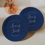 Elegant Blue Minimalistisch Calligraphy Wedding Pappteller<br><div class="desc">Diese eleganten,  blau-minimalistisch kalligraphischen Hochzeitszettel-Teller sind perfekt für eine rustikale Hochzeit. Das Design zeichnet sich durch einen schönen kalligraphischen Schriftart in einem blauen Hintergrund aus.</div>