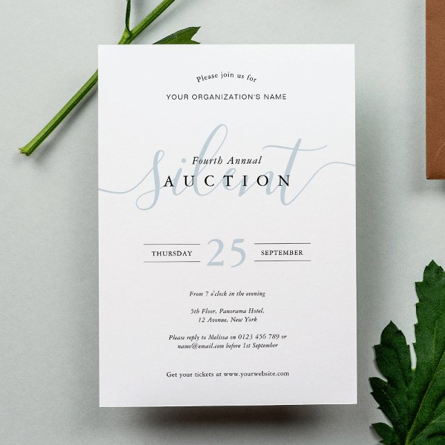 Elegant Blue & White Fundraiser Stille Auktion Einladung (Elegant modern white and dusty blue calligraphy script invitation design)