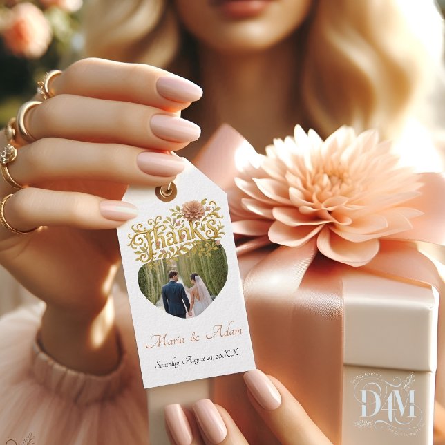 Elegant Blush Dahlias Golden Script Wedding Photo Geschenkanhänger (Von Creator hochgeladen)