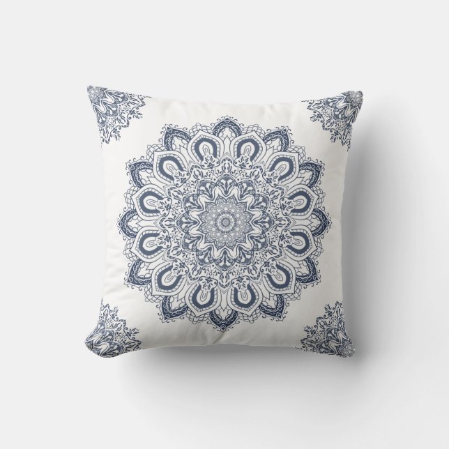 Elegant Boho Blue und White Mandala Kissen (Vorderseite)