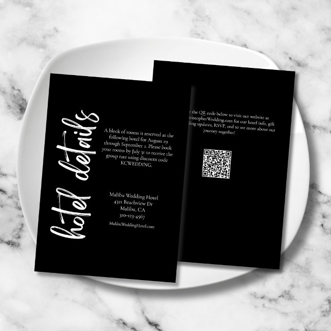 Elegant Bold Script Schwarz-weiß Wedding Hotel Begleitkarte (Elegant Bold Script Black and White Wedding Hotel Details Enclosure Card with QR Code.)