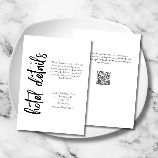 Elegant Bold Script Schwarz-weiß Wedding Hotel Begleitkarte (Elegant Bold Script Black and White Wedding Hotel Details Enclosure Card with QR Code.)