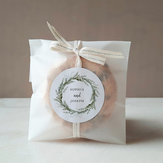 Elegant Bouquet | Weihnachtsfeiertage Runder Aufkleber (A simple, classic holiday sticker for your wedding, with an elegant green Christmas pine wreath)