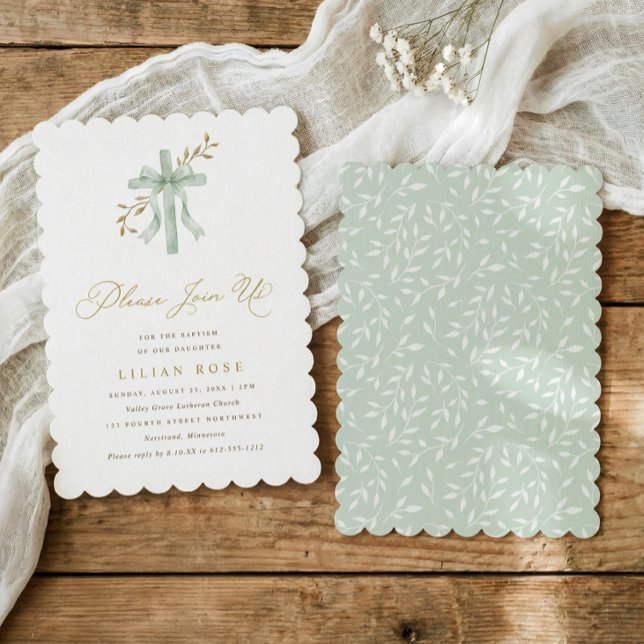 Elegant Bow Cross Sage Watercolor Greenery Baptism Einladung (Elegant baptism invitation with watercolor cross, sage green bow, and scalloped edge)