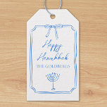 Elegant Bow Menorah Individuelle Name Happy Hanukk Geschenkanhänger<br><div class="desc">Feiern Sie das Festival der Lichter mit diesen eleganten, anpassbaren Hanukkah Geschenketiketten! Mit einem klassischen blauen Rahmen mit einem zarten Bogen und einer Menorah-Illustration ist dieses Design perfekt, um Ihren Hanukkah-Ansammlungen eine besondere Touch hinzuzufügen. Der Text "Happy Hanukkah" wird schön über Ihrem Familiennamen angezeigt und macht diese Tags zu einer...</div>