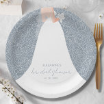 Elegant Bride on Dusty Blue Brautparty Pappteller<br><div class="desc">Eine Braut in ihrem Hochzeitskleid über einer weißen Rose auf einem staubblauen (oder farbigen) Hintergrund ergänzt das Brautparty wunderbar. PASSENDE Artikel in unserem Geschäft.</div>