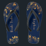 Elegant Bride Stamm Gold Foliage Navy Blue Flip Flops<br><div class="desc">Diese eleganten Braut Stamm goldblättrigen Muster marineblaue Flip Flops haben einen dunkelblauen Hintergrund, der mit einem faszinierenden goldenen Blumenmuster und individualisierbaren modernen Typografie geschmückt ist. Die Kombination der reichen Marine mit dem schimmernden Gold schaffen eine elegante und luxuriöse Ästhetik. Es ist ein wunderschönes Geschenk für deinen Brautstamm. Anzeigen der Auflistung...</div>