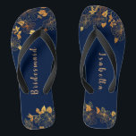 Elegant Bridesmaid Gold Floral Navy Blue Flip Flops<br><div class="desc">Diese eleganten goldblühenden Marinebilder aus Braut haben einen dunkelblauen Hintergrund, der mit einem faszinierenden goldenen Blumenmuster und einer individuell anpassbaren modernen Typografie geschmückt ist. Die Kombination der reichen Marine mit dem schimmernden Gold schaffen eine elegante und luxuriöse Ästhetik. Es ist ein schönes Geschenk für Ihr Brautparty. Anzeigen der Auflistung auf...</div>