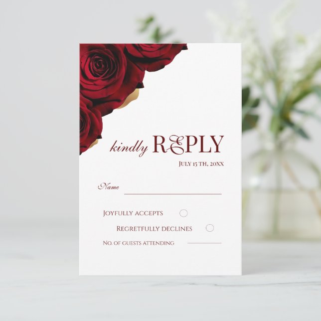 Elegant Burgundy and White Roses Wedding RSVP Karte (Stehend Vorderseite)