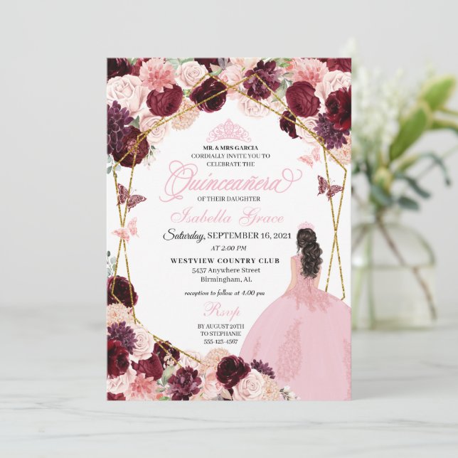 Elegant Burgundy Blush Pink Floral Quinceanera Einladung (Stehend Vorderseite)