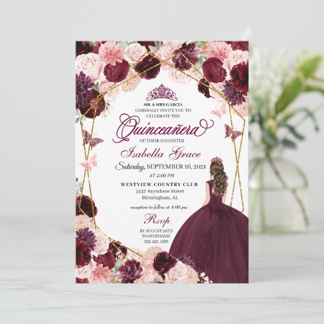 Elegant Burgundy Blush Pink Floral Quinceanera Inv Einladung (Stehend Vorderseite)