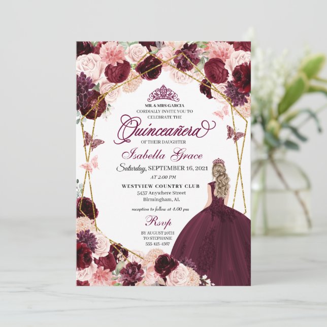 Elegant Burgundy Blush Pink Floral Quinceanera Inv Einladung (Stehend Vorderseite)