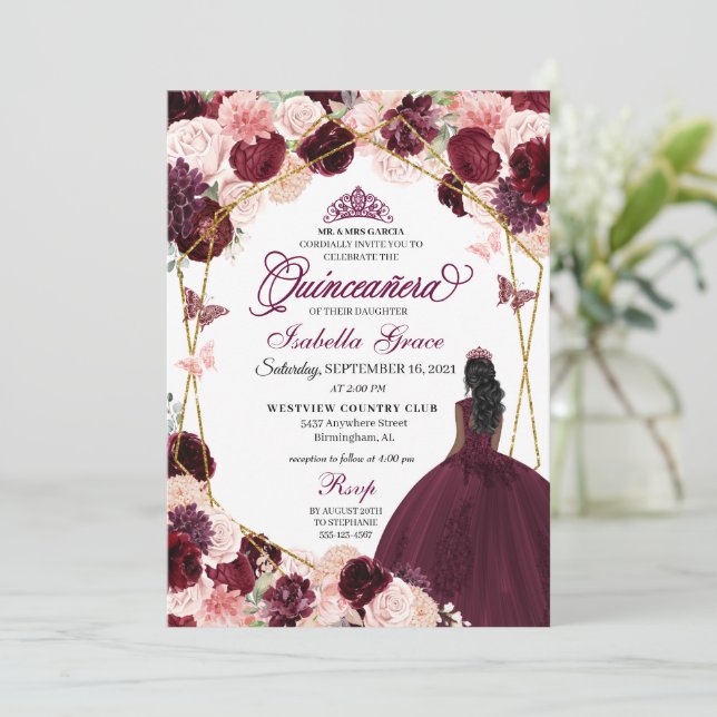 Elegant Burgundy Blush Pink Floral Quinceanera Inv Einladung (Stehend Vorderseite)