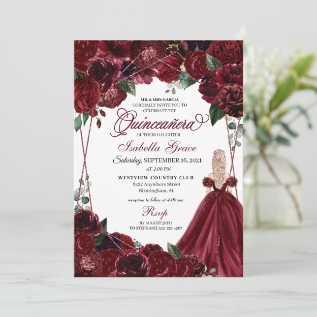 Elegant Burgundy Floral Quinceanera Einladung (Stehend Vorderseite)