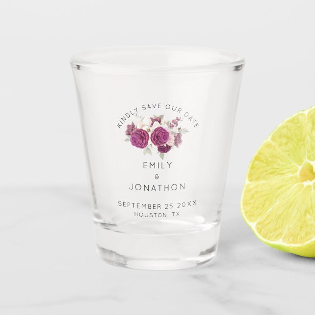 Elegant Burgundy Florals Save the Date halten Schnapsglas (Vorderseite)