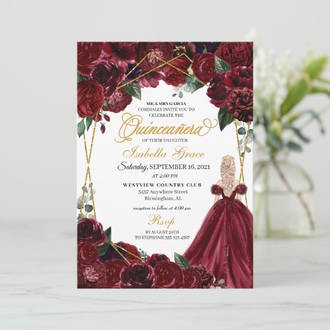 Elegant Burgundy & Gold Floral Quinceanera Invita Einladung (Stehend Vorderseite)