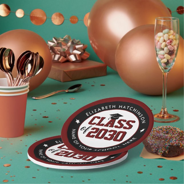 Elegant Burgundy Red Class of 2023 Abschluss Pappteller (Multi)