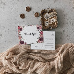 Elegant Burgundy Summer Floral Vielen Dank Postkarte<br><div class="desc">Dieses elegante burgundische Sommerflorentabend mit Postcard ist perfekt für eine moderne Hochzeit. Das Design besticht durch hübsche bordeauxrote Bordeaux-Bordeaux-Rose, die hübsch in hübsche Rahmen und Bouquets angeordnet sind. Passen Sie die Rückseite der Postkarte an, einschließlich Ihrer Namen, Rücksendeadresse und einer Dankeschön-Nachricht. Oder, verlass den Bereich Dankeschön Meldungsvorlage leer, um ein...</div>