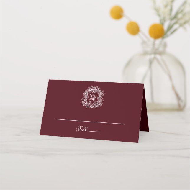 Elegant Burgundy Vintage Crest Monogram Wedding Platzkarte (Vorderseite)