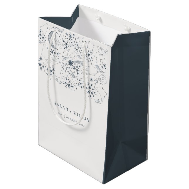 Elegant Celestial Navy Starry Night Moon Wedding Mittlere Geschenktüte (Rückseite Schrägansicht)
