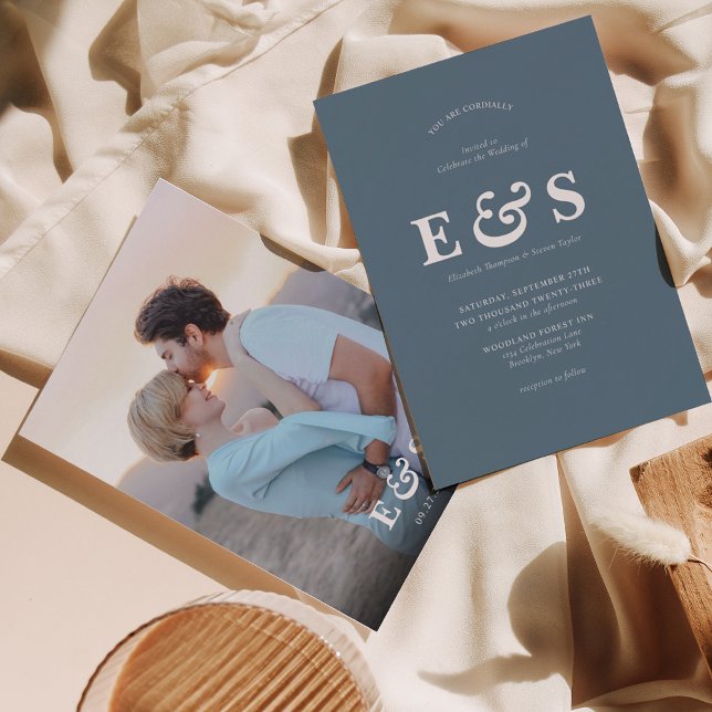 Elegant Chic Dusty Blue Monogram Foto Wedding Einladung (Von Creator hochgeladen)