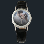 Elegant Chic NewlyWed Wedding Foto Jubiläum Armbanduhr<br><div class="desc">Diese elegante Script-Foto-Uhr wird ein schöner Sake für Ihren Hochzeitstag! Die einzigartige Kalligraphie lautet "Mr. and Mrs." neben Ihrem eigenen Familiennamen und Datum. Fügen Sie Ihr Hochzeitsgeschenk hinzu und machen Sie es zu einem perfekten Geschenk für die frisch verheiratete Braut,  ein Jubiläum oder eine gelobte Erneuerung!</div>