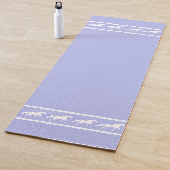 Elegant, Chic White Horses on Light Blue Yogamatte (Beispiel)