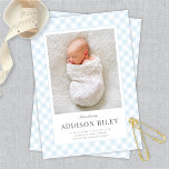 Elegant Classic Blue Gingham Baby Boy Birth Ankündigung<br><div class="desc">Dieses schlichte und dennoch elegante Design der Geburtsankündigung zeichnet sich durch ein senkrechten Foto,  eine wunderschöne Typografie und einen klassisch blauen Gingham-Musterrahmen aus. Sie können dieses Design weiter anpassen,  indem Sie auf der Rückseite ein anderes Foto oder einen zusätzlichen Text hinzufügen.</div>